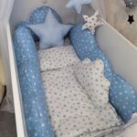 Set Cloud Plava zvjezdica-Ogradica sa tri strane, plahta, jastuk, jorgan i dva ukrasna jastuka - 120x60cm - Image 2