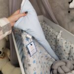 Komplet jastučasta ogradica za krevetac 120x60cm Sivo plave zvjezdice - Svijetlo plava - Image 3