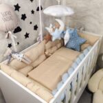 Ogradica za krevetac s posteljinom, pletenicom i ukrasnim jastucima 120x60cm