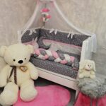 Set Roze Cupcake-Ogradica sa tri strane, pletenica, plahta, jastuk, jorgan - 120x60cm