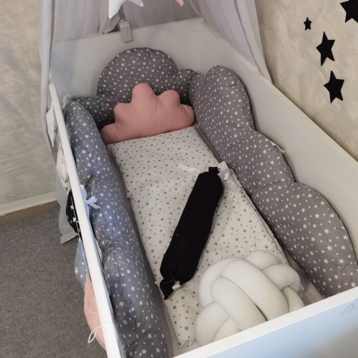 Set Cloud Sivo Roze-Ogradica sa tri strane, plahta, jastuk, jorgan i dva ukrasna jastuka - 120x60cm - Image 2