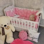 Set Royal Roze Bijelo-Ogradica sa tri strane, pletenica, plahta, jastuk, jorgan - 120x60cm