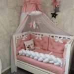 Set Royal Puder roze Bijelo-Ogradica sa tri strane, pletenica, plahta, jastuk, jorgan - 120x60cm
