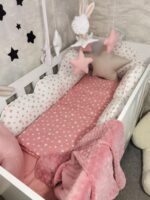 Set Cloud Puder Roze-Ogradica sa tri strane, plahta, jastuk, jorgan i dva ukrasna jastuka - 120x60cm - Image 2