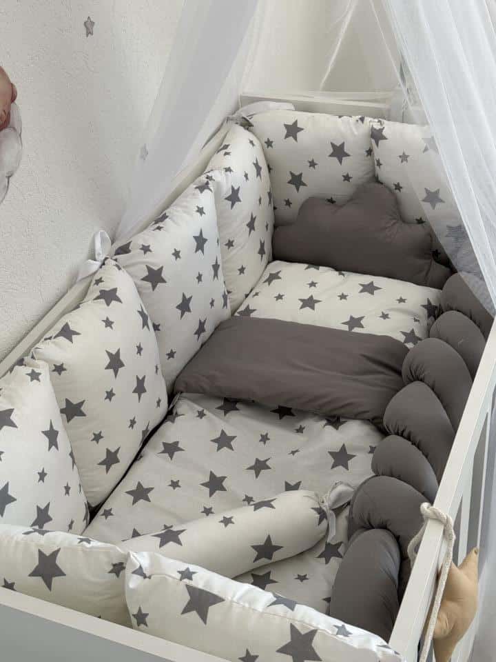 IMG_5527 Set Bumper Tamno Siva i Sive Zvijezde - Ogradica sa tri strane, pletenica, plahta, jastuk, jorgan i dva ukrasna jastuka - Image 1