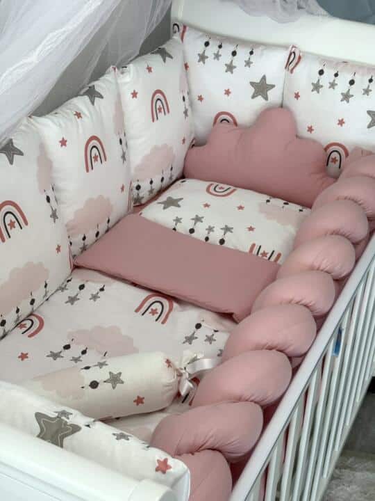 viber_slika_2026-03-10_13-46-42-458 Set Bumper Puder roze i Puder roze Duge - Ogradica sa tri strane, pletenica, plahta, jastuk, jorgan i dva ukrasna jastuka - Image 1