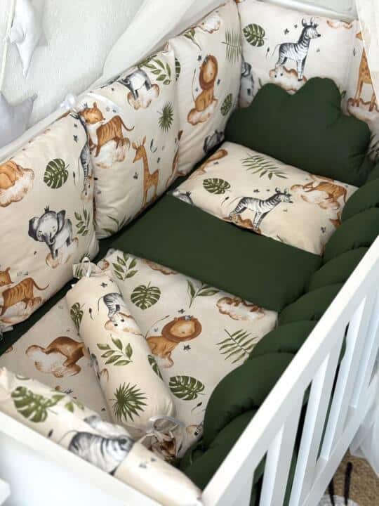 viber_slika_2026-03-10_14-00-37-069 Set Bumper Bež Safari i Zelena - Ogradica sa tri strane, pletenica, plahta, jastuk, jorgan i dva ukrasna jastuka - Image 1