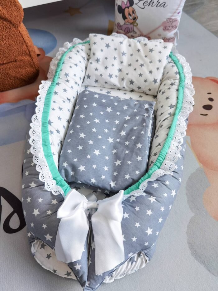 Gnijezdo s jastukom i jorganom - Sivo bijele zvjezdice s tirkiz - Image 2