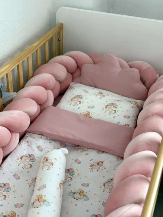 viber_slika_2026-03-10_10-41-50-353 Set Velvet Braid Puder roze i Jednorog - Pletenica sa 4 strane, plahta, jastuk, jorgan i dva ukrasna jastuka. - Image 1