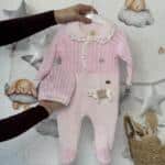 SET Pleteni pamučni kombinezon sa čipkom i kapica - Roze