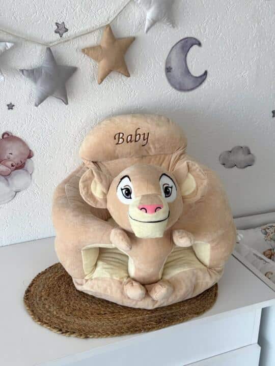 719864918_1814430932870090_8469520425040404538_n Plišana sjedalica za bebe M1046-3 - Simba - Image 1