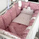 Set Bumper Puder Roze i Bijele zvjezdice – Ogradica sa tri strane, pletenica, plahta, jastuk, jorgan